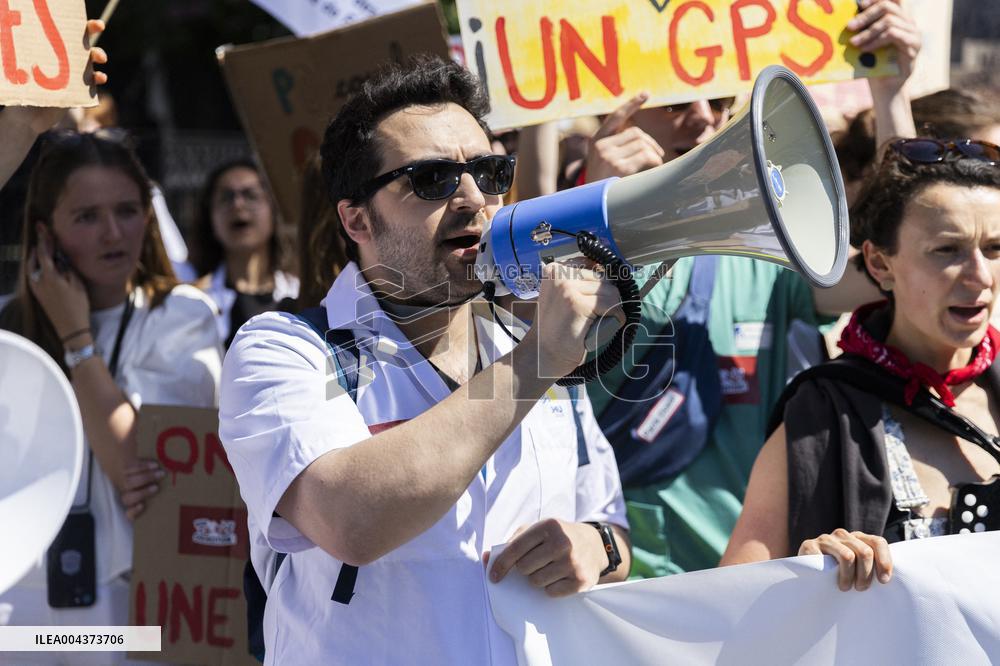 Protest Against Garot Law on Medical Deserts - Paris