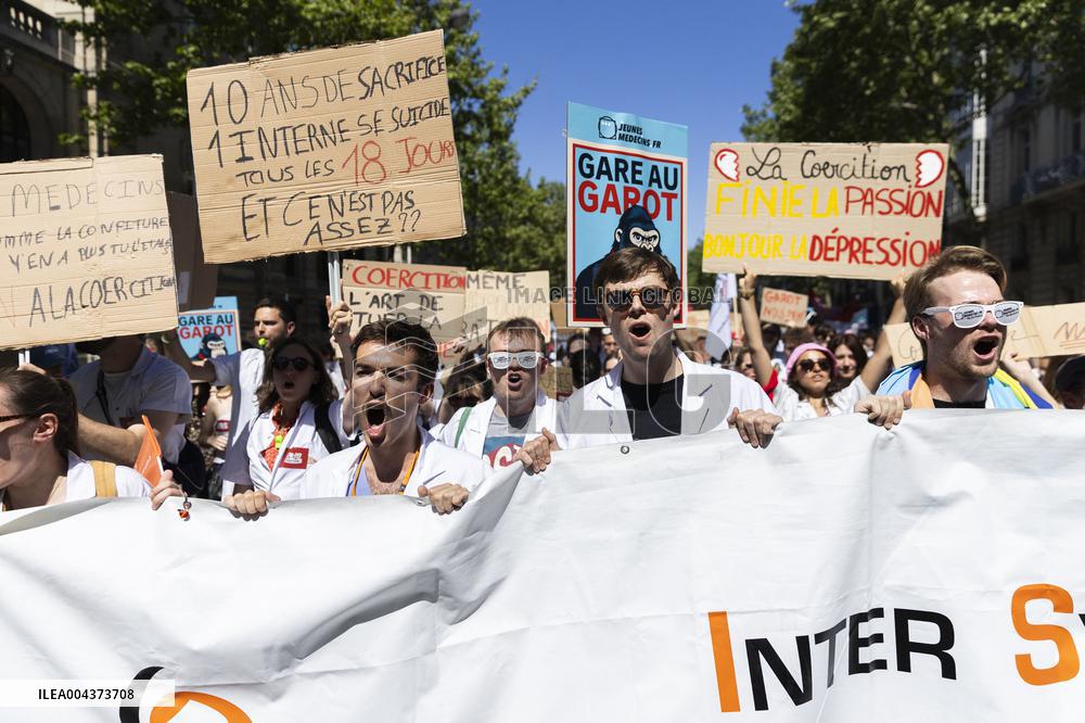 Protest Against Garot Law on Medical Deserts - Paris
