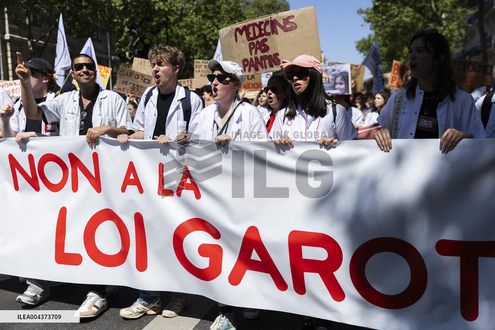 Protest Against Garot Law on Medical Deserts - Paris