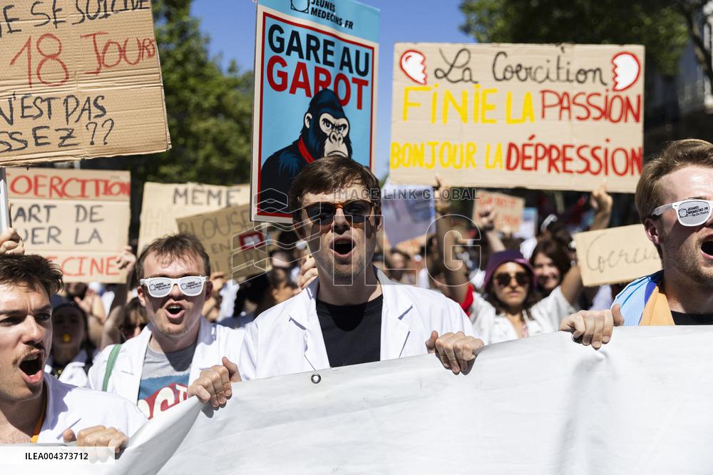 Protest Against Garot Law on Medical Deserts - Paris
