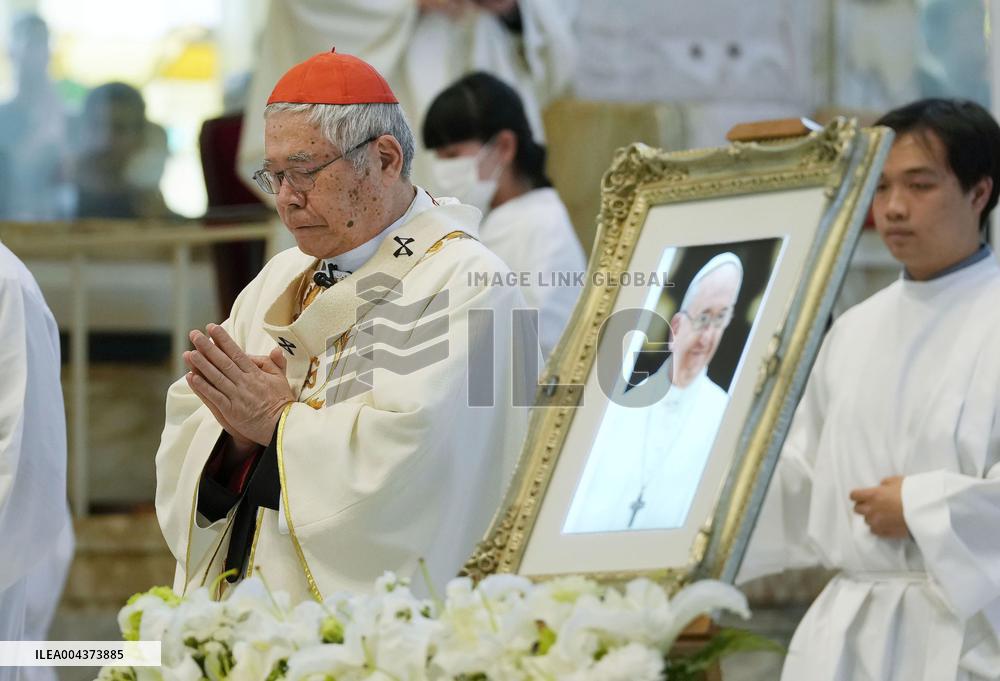 Mass held in Japan to mourn pope