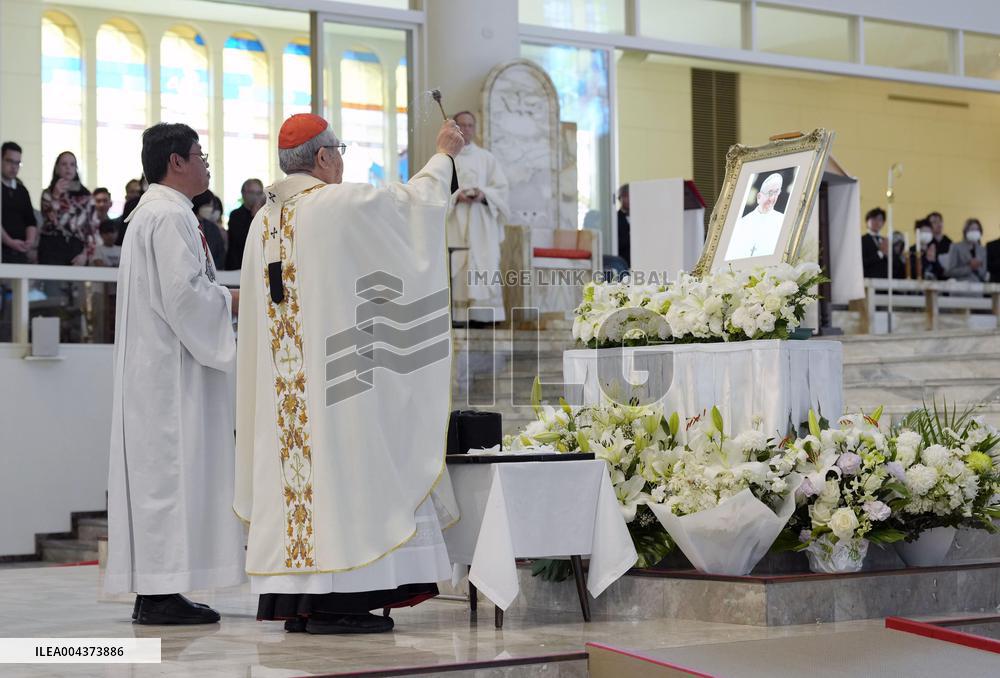 Mass held in Japan to mourn pope
