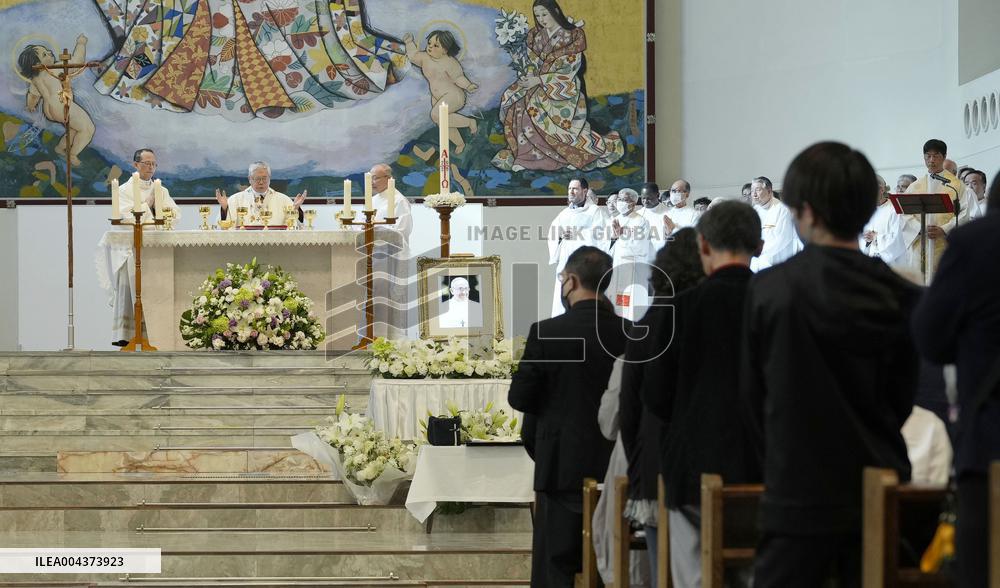 Mass held in Japan to mourn pope