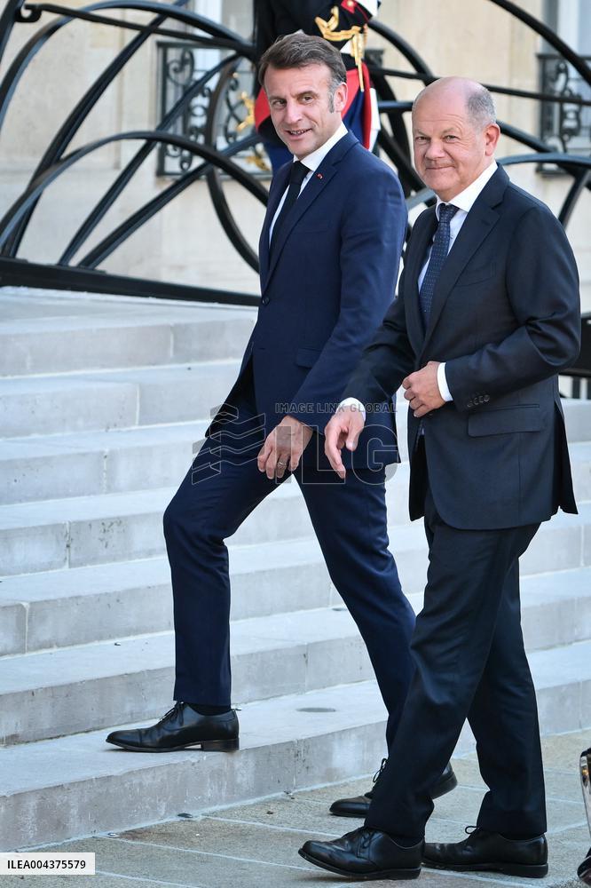 Emmanuel Macron welcomes Olaf Scholz at the Elysee FA