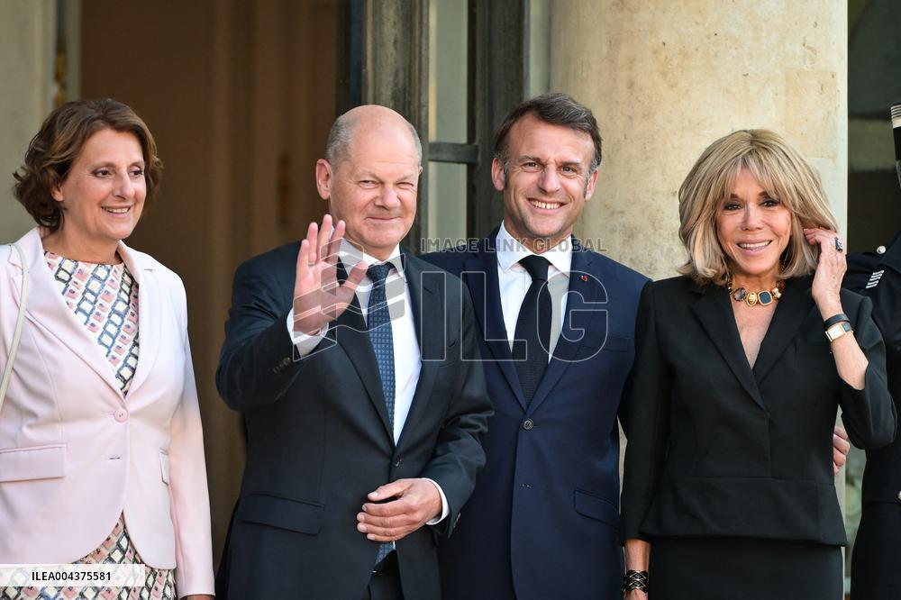 Emmanuel Macron welcomes Olaf Scholz at the Elysee FA