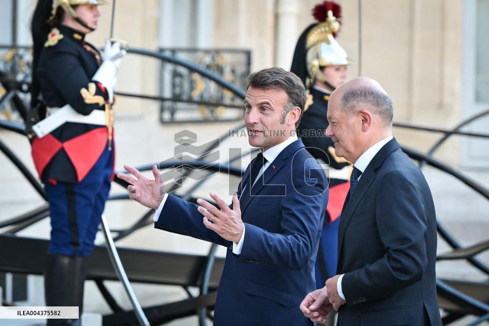 Emmanuel Macron welcomes Olaf Scholz at the Elysee FA