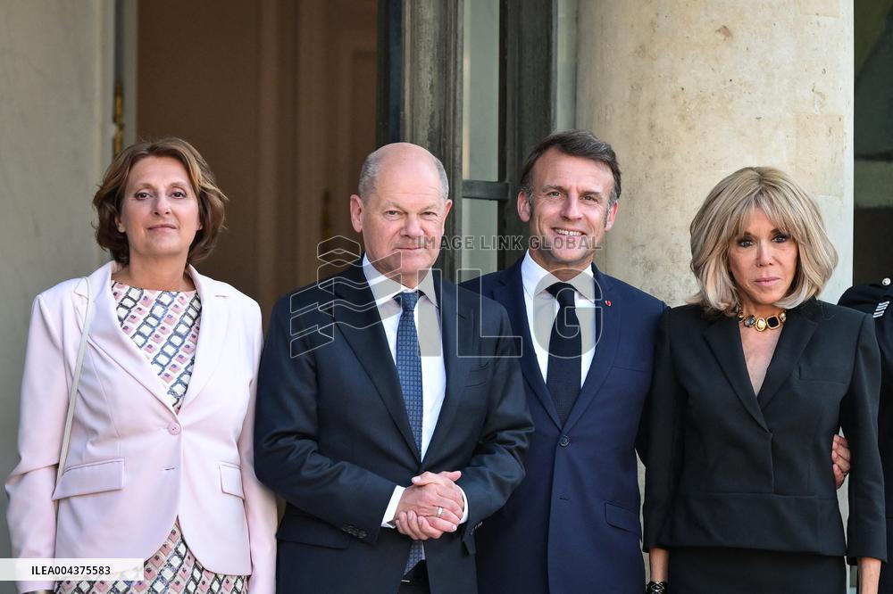 Emmanuel Macron welcomes Olaf Scholz at the Elysee FA