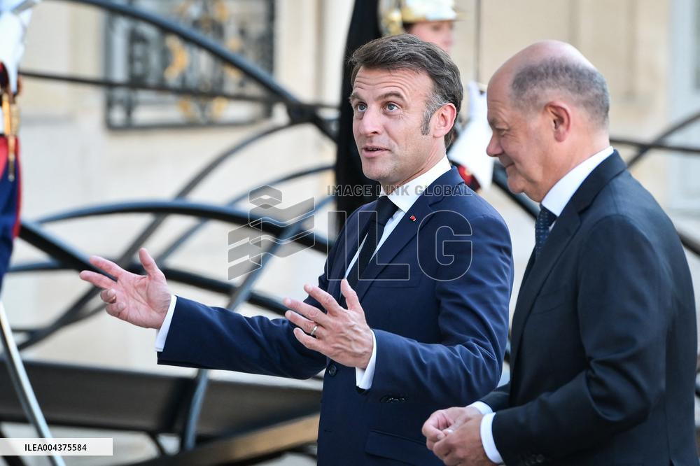 Emmanuel Macron welcomes Olaf Scholz at the Elysee FA
