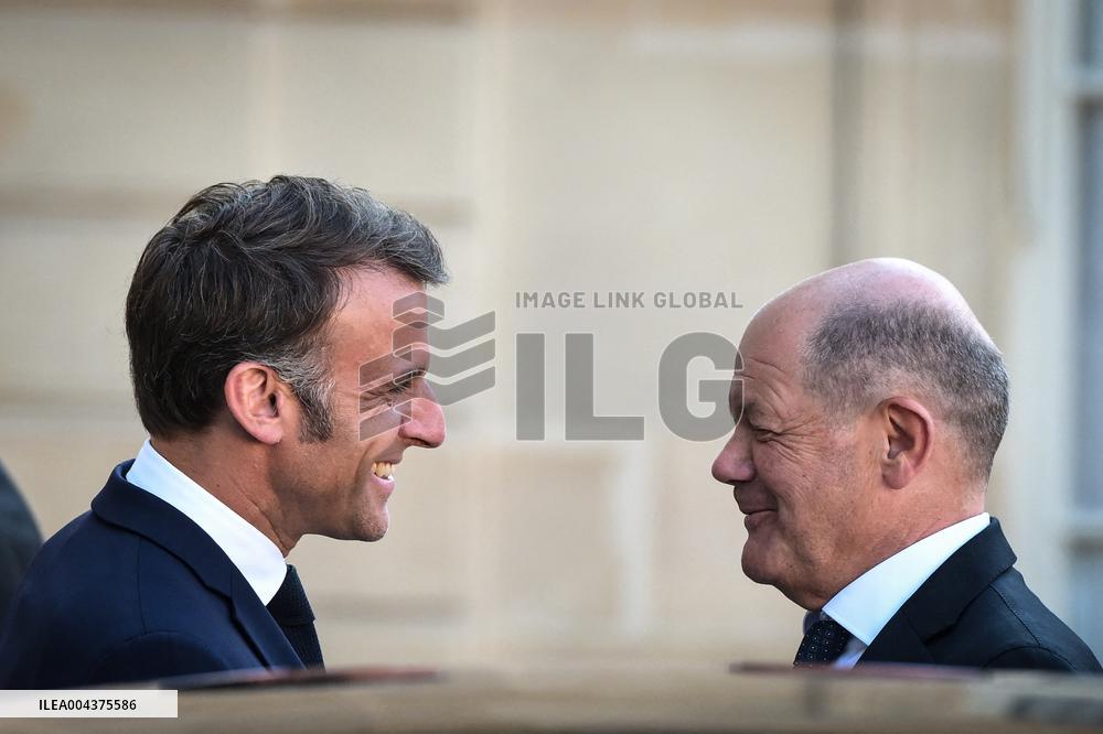Emmanuel Macron welcomes Olaf Scholz at the Elysee FA
