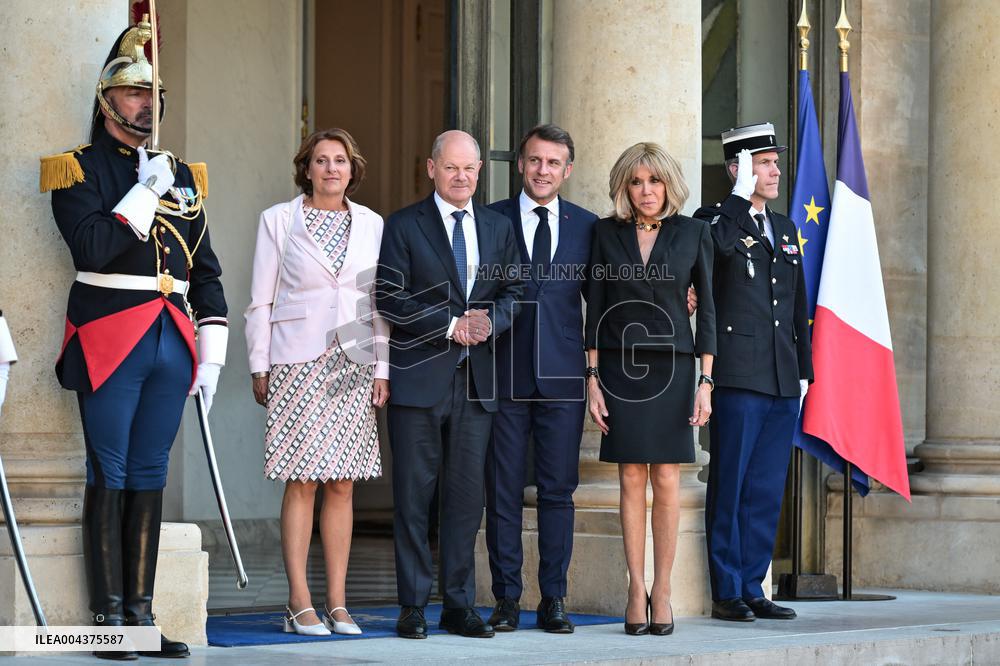 Emmanuel Macron welcomes Olaf Scholz at the Elysee FA