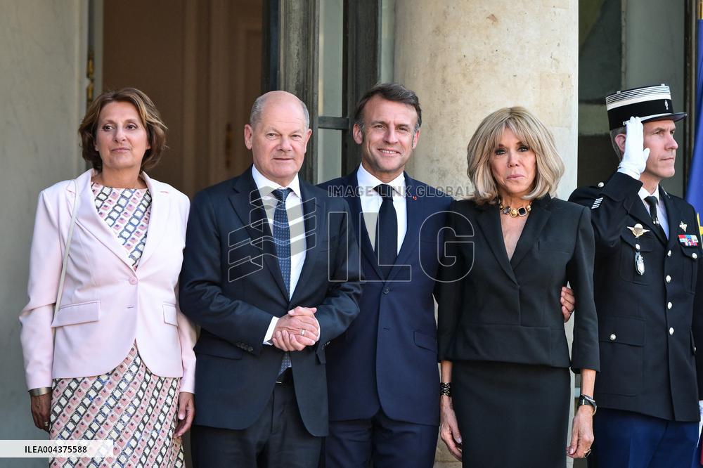 Emmanuel Macron welcomes Olaf Scholz at the Elysee FA