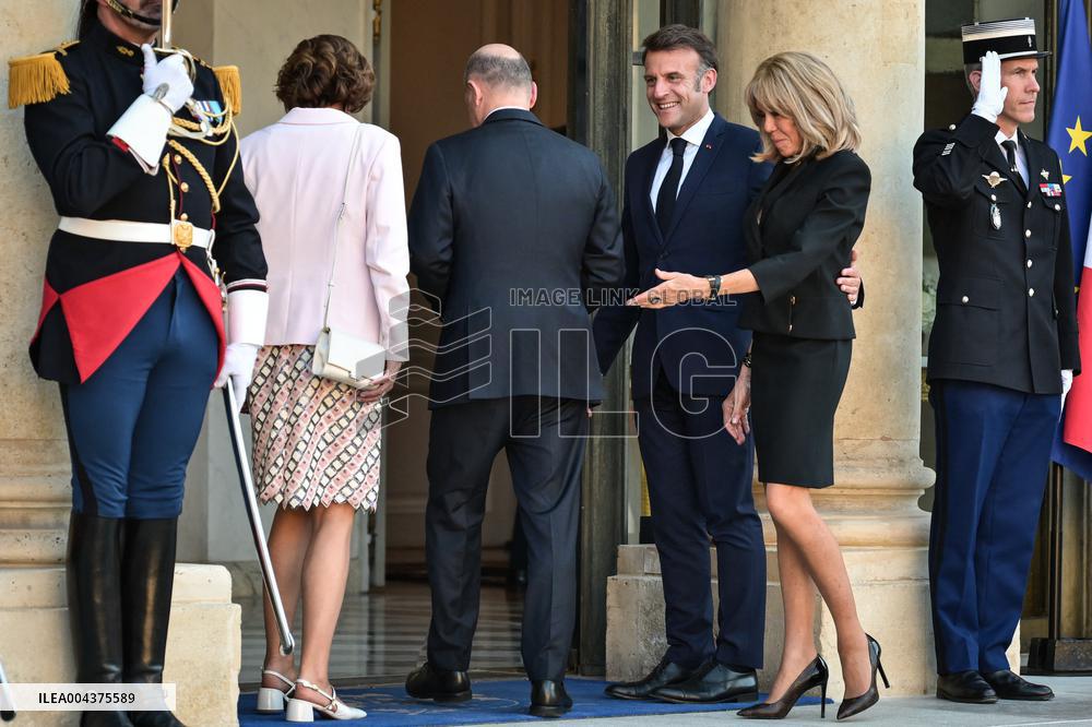 Emmanuel Macron welcomes Olaf Scholz at the Elysee FA