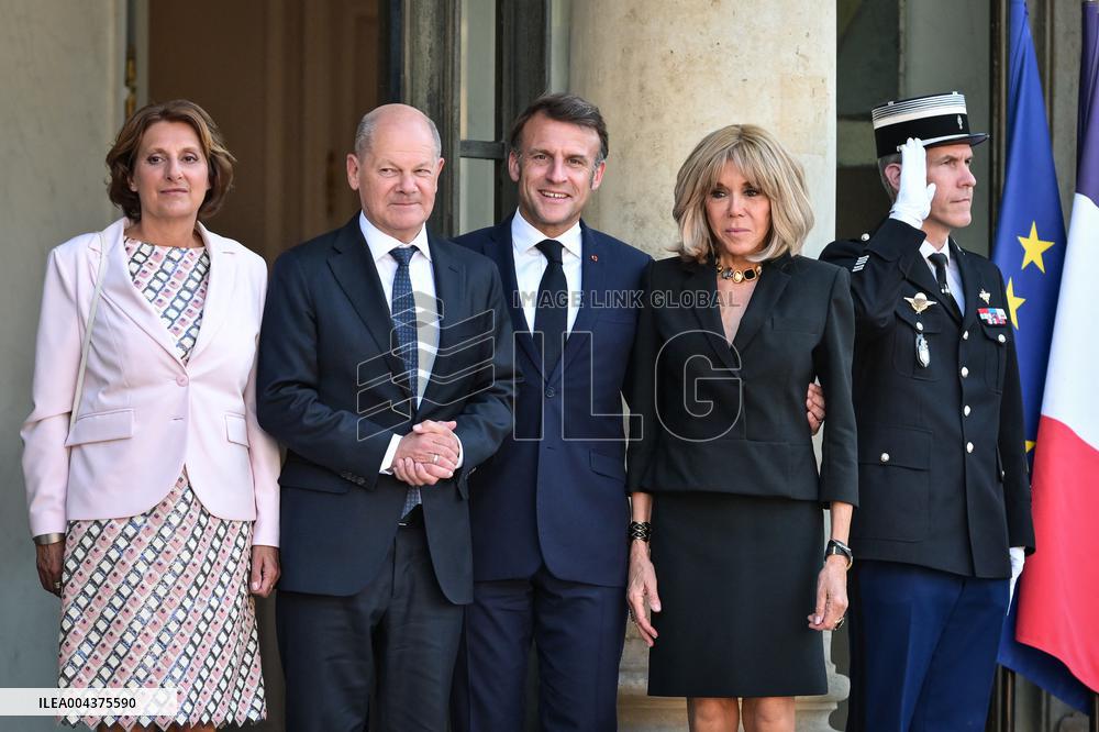 Emmanuel Macron welcomes Olaf Scholz at the Elysee FA