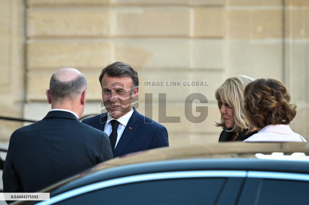 Emmanuel Macron welcomes Olaf Scholz at the Elysee FA