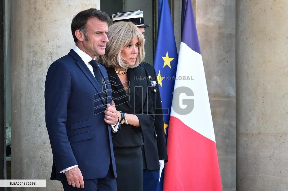 Emmanuel Macron welcomes Olaf Scholz at the Elysee FA