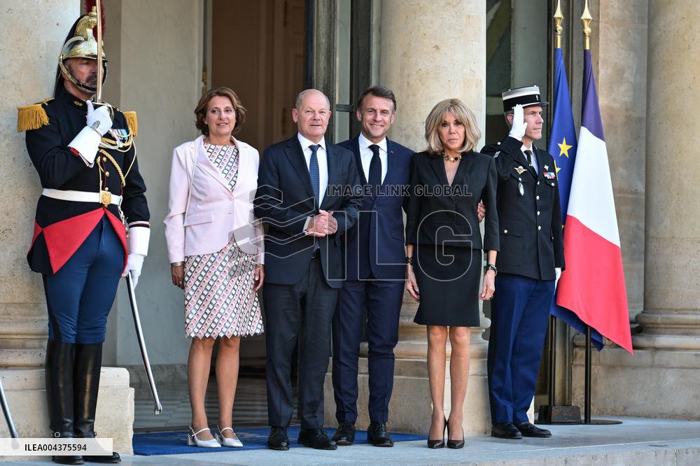 Emmanuel Macron welcomes Olaf Scholz at the Elysee FA