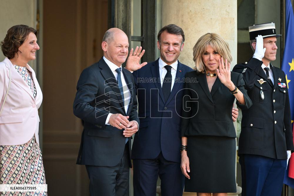 Emmanuel Macron welcomes Olaf Scholz at the Elysee FA