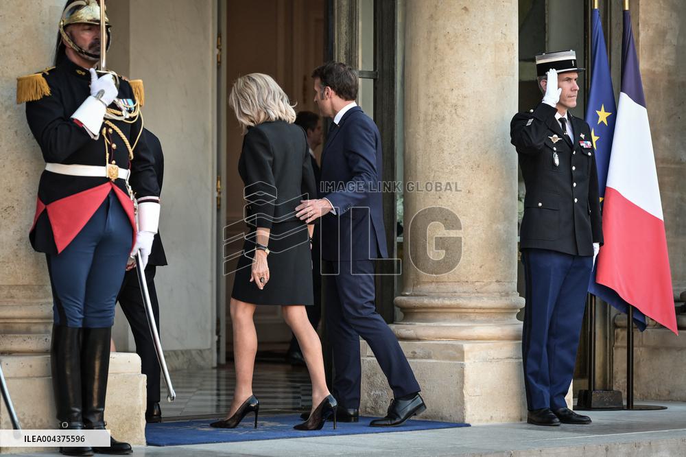 Emmanuel Macron welcomes Olaf Scholz at the Elysee FA