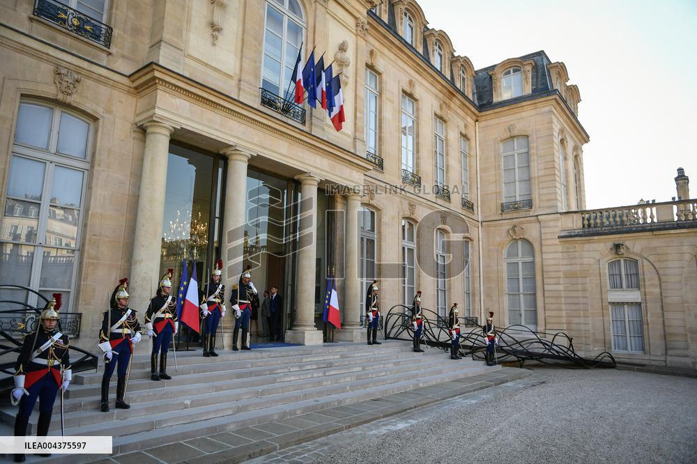 Emmanuel Macron welcomes Olaf Scholz at the Elysee FA