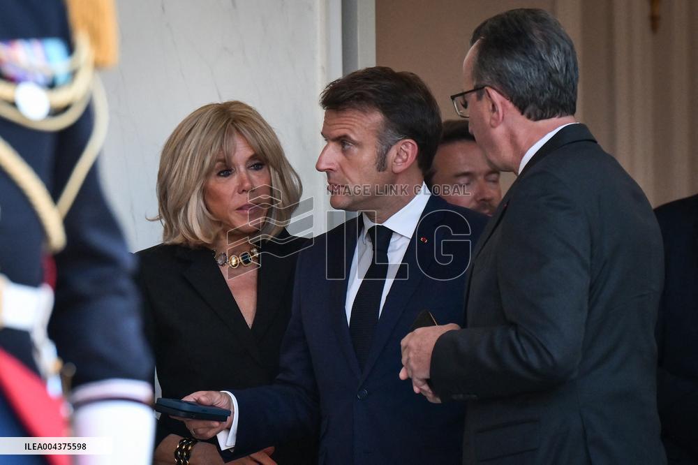 Emmanuel Macron welcomes Olaf Scholz at the Elysee FA