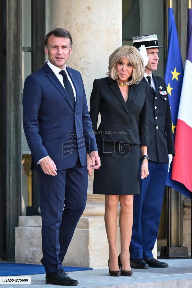 Emmanuel Macron welcomes Olaf Scholz at the Elysee FA