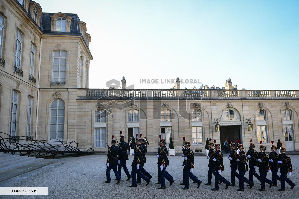 Emmanuel Macron welcomes Olaf Scholz at the Elysee FA