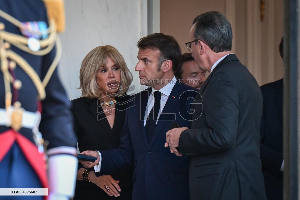 Emmanuel Macron welcomes Olaf Scholz at the Elysee FA
