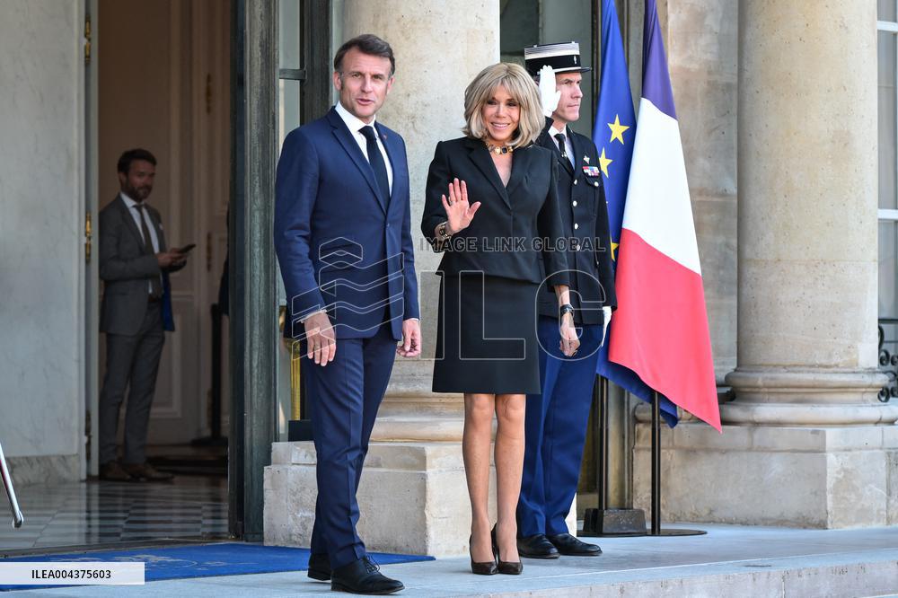 Emmanuel Macron welcomes Olaf Scholz at the Elysee FA