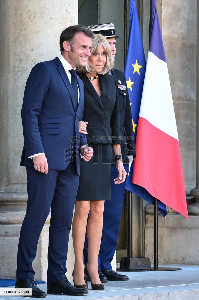Emmanuel Macron welcomes Olaf Scholz at the Elysee FA