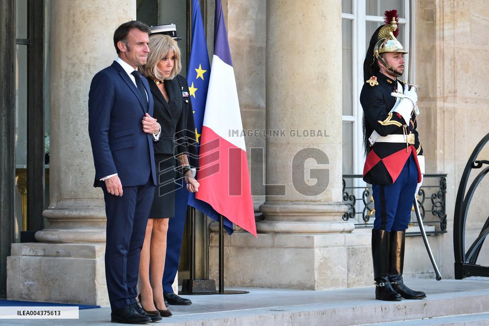 Emmanuel Macron welcomes Olaf Scholz at the Elysee FA