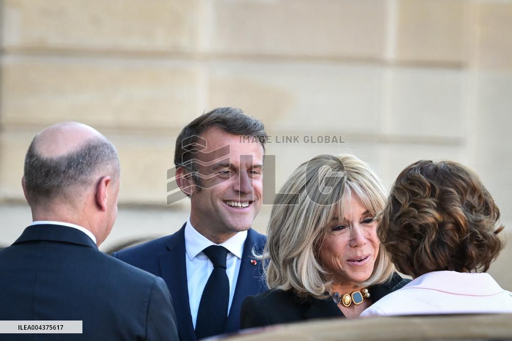 Emmanuel Macron welcomes Olaf Scholz at the Elysee FA