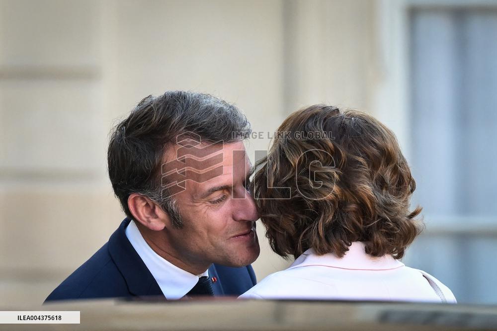 Emmanuel Macron welcomes Olaf Scholz at the Elysee FA