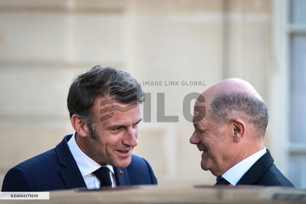 Emmanuel Macron welcomes Olaf Scholz at the Elysee FA
