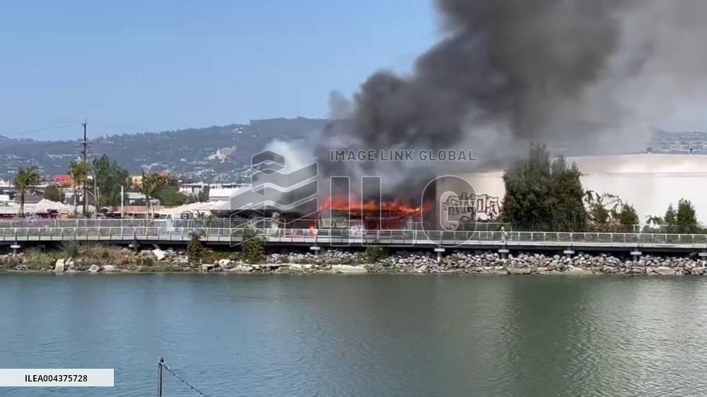 US: Fire Breaks Out at Vacant Building in Oakland, California