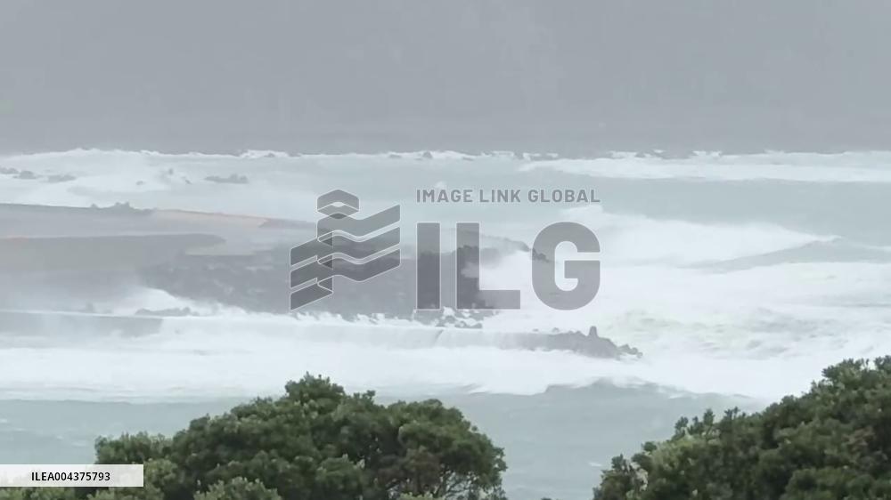 New Zealand: Strong Gales Batter Wellington Causing Power Outages, Flight Disruptions