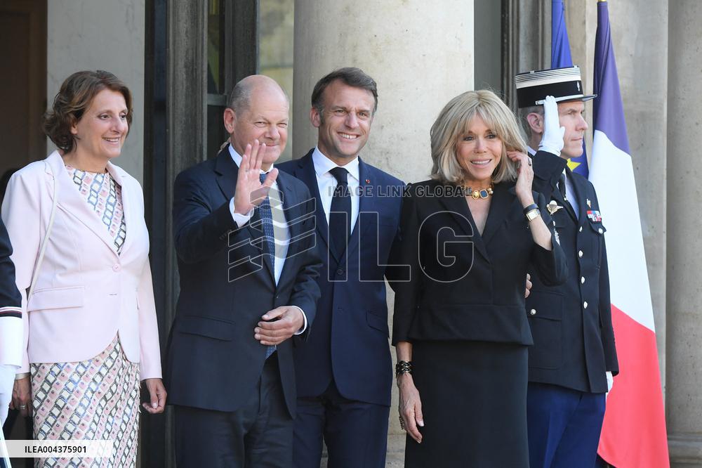 Macron Welcomes Scholz - Paris
