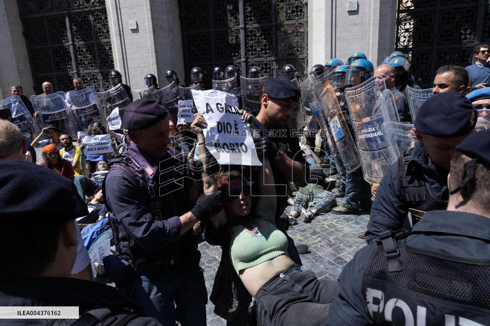 Extinction Rebellion Activists At Ministry of Justice - Rome