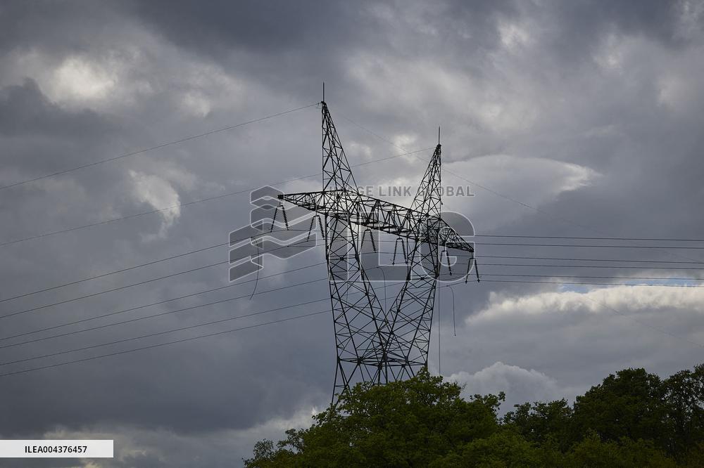 Installation of A High-Voltage Line - Essonne