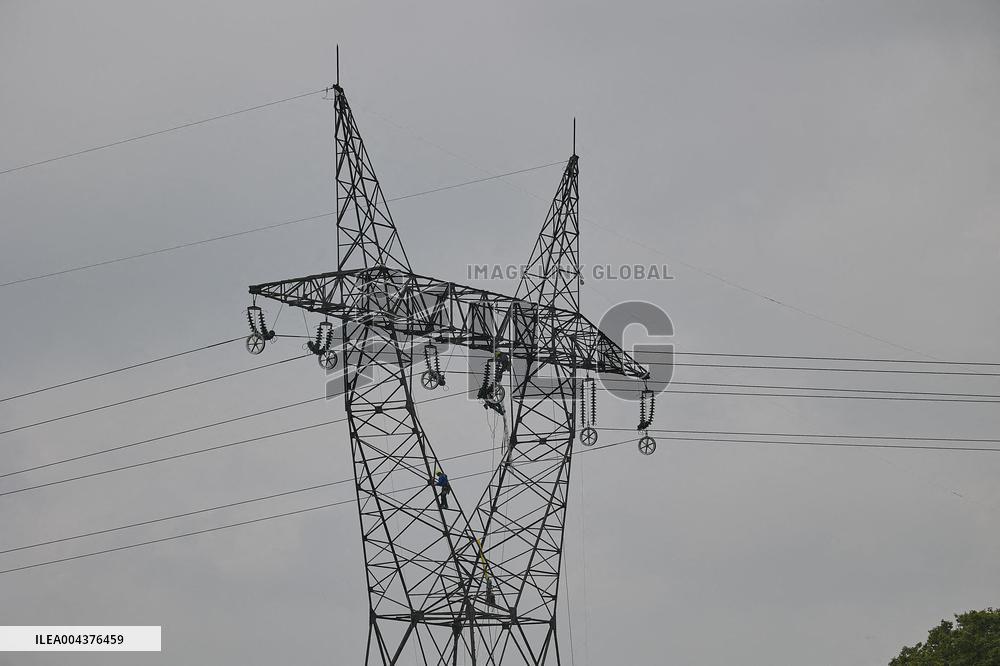 Installation of A High-Voltage Line - Essonne