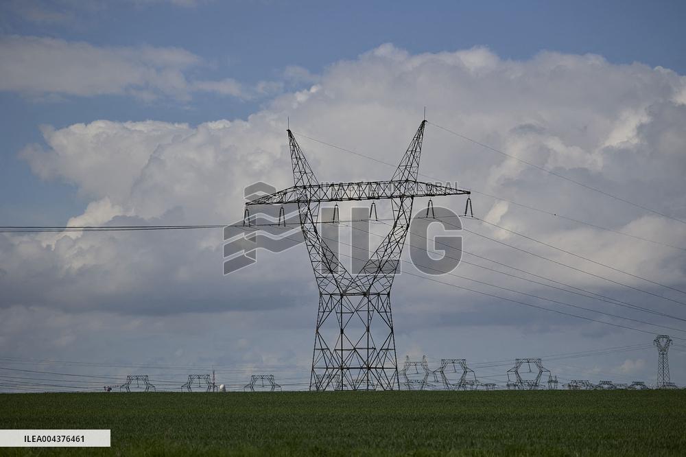 Installation of A High-Voltage Line - Essonne