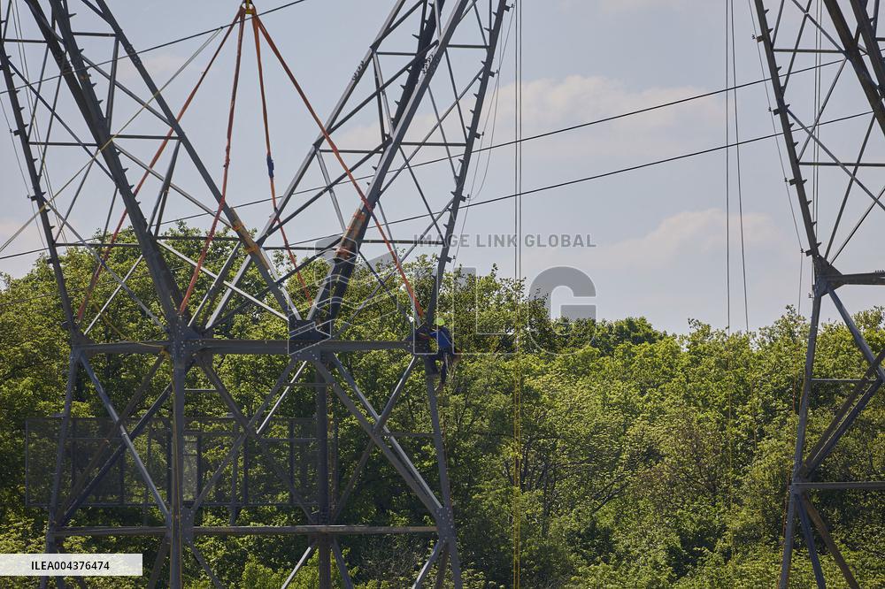 Installation of A High-Voltage Line - Essonne