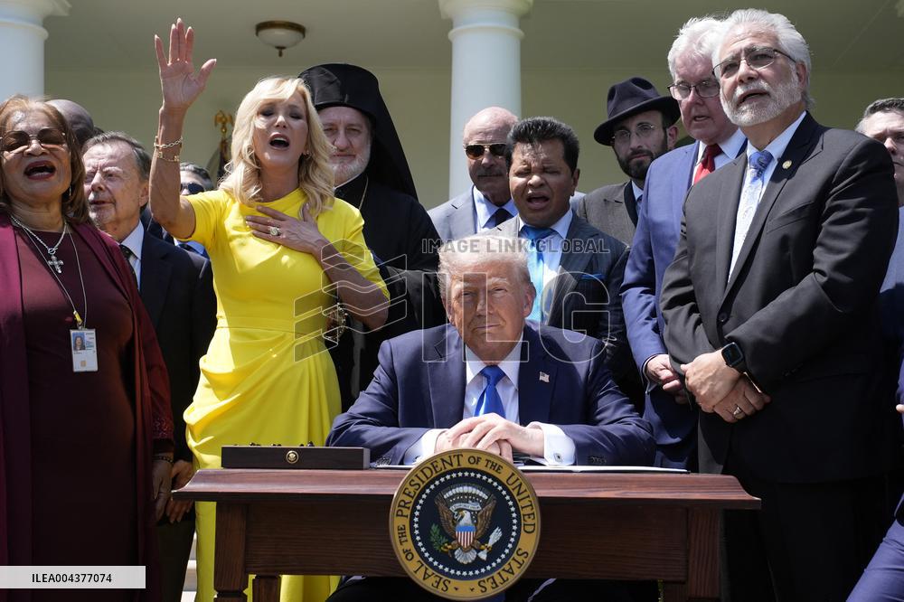 Donald Trump in a National Day of Prayer - Washington