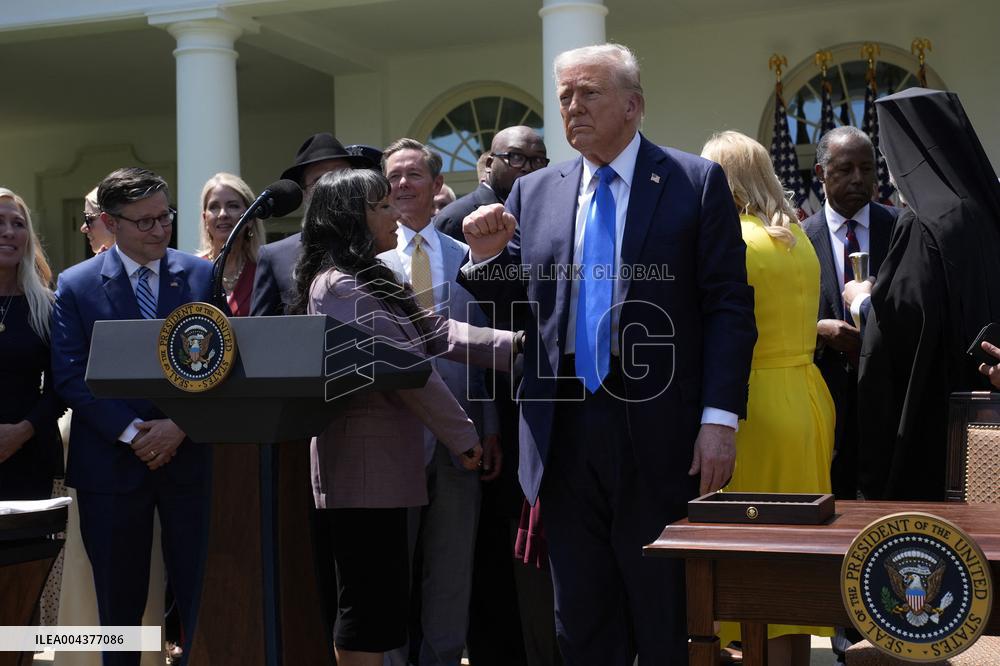 Donald Trump in a National Day of Prayer - Washington