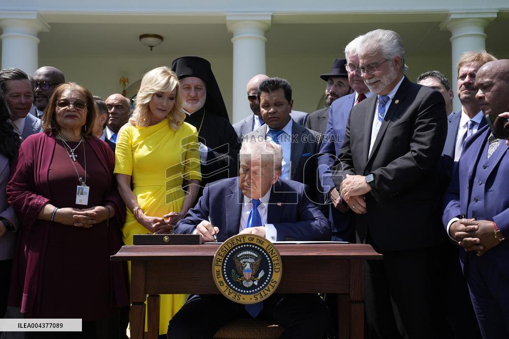Donald Trump in a National Day of Prayer - Washington