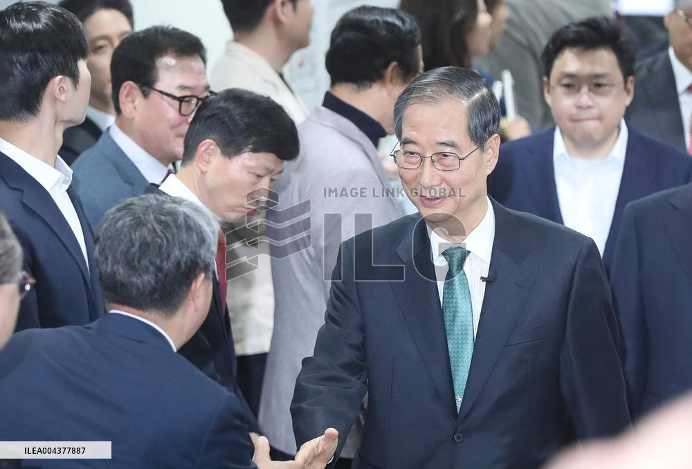 Ex-Prime Minister Launches Presidential Bid in South Korea