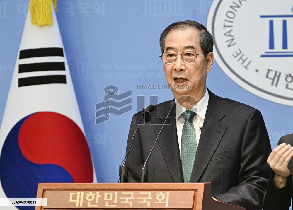 S. Korea's ex-Prime Minister Han declares presidential bid