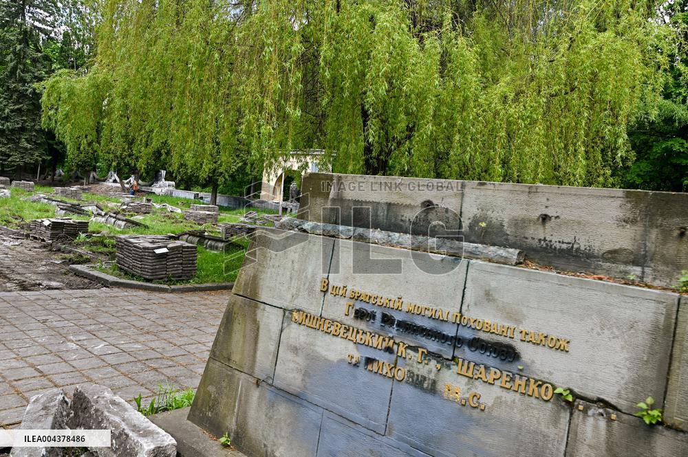 Exhumation of Soviet burials at Hill of Glory in Lviv