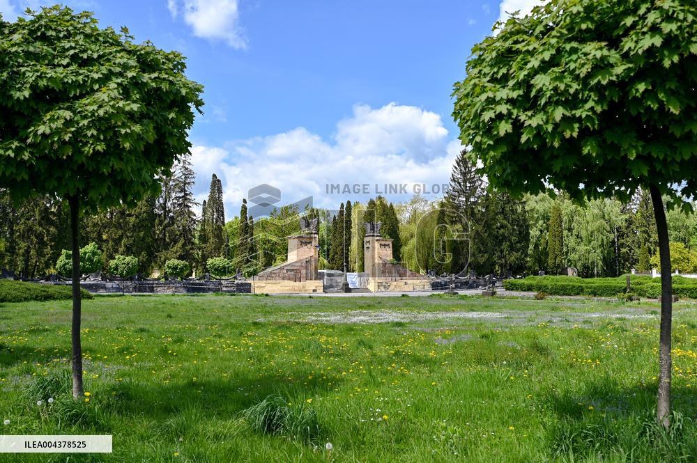 Exhumation of Soviet burials at Hill of Glory in Lviv