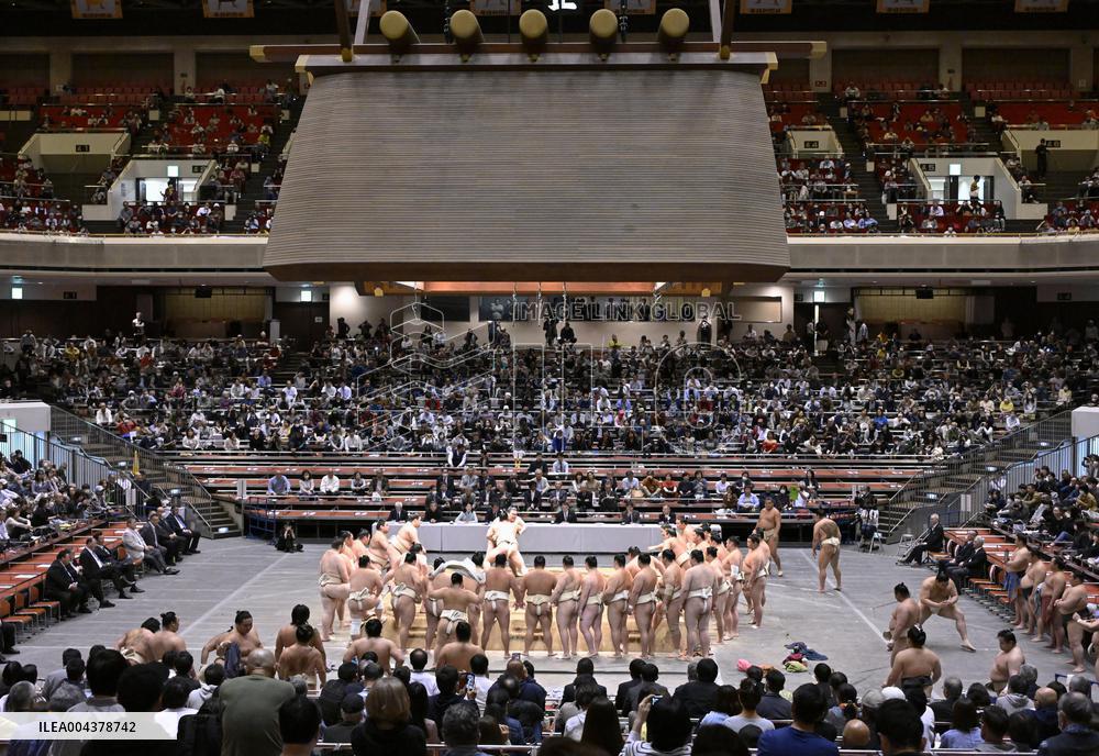Sumo: Open practice session ahead of summer tournament