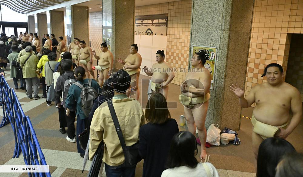 Sumo: Open practice session ahead of summer tournament